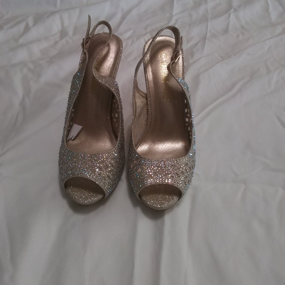 Dream Pairs Crystal Encrusted Champagne 4 Inche Heels Size 7